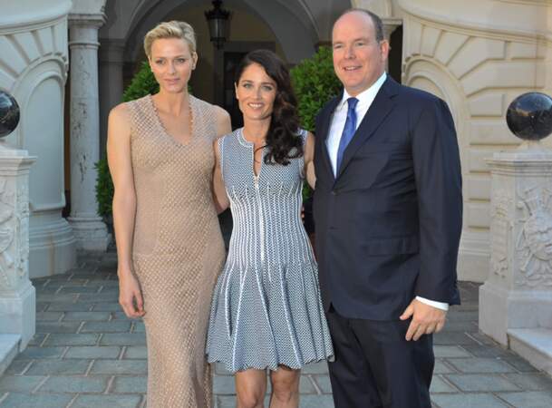 Sa robe longue nude avait par contre servi pour le Festival de télévision de Monte Carlo (ici avec Robin Tunney)