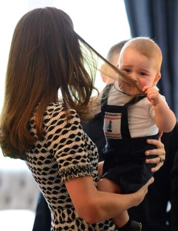 Bébé George dans les bras de maman en Nouvelle-Zélande