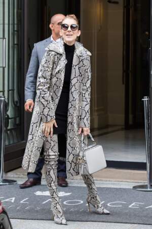 Céline Dion continue sa révolution avec un étonnant look manteau ET cuissardes 100 % serpent