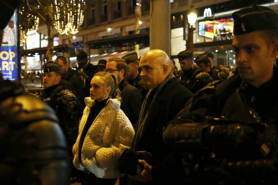 Lily-Rose Depp a dû être escortée par les forces de l'ordre pour quitter les Champs-Elysées