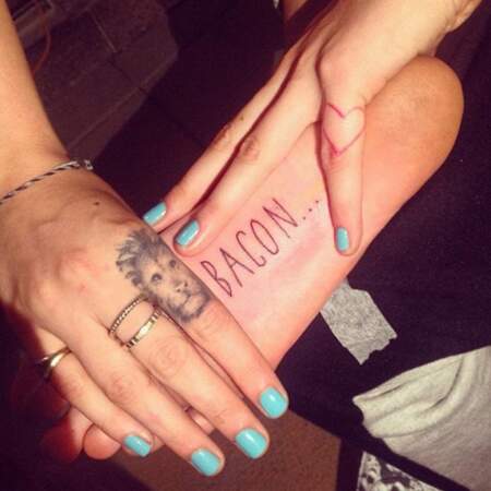 Tatouages de stars: Cara Delevingne et son tatouage "bacon" sous le pied!