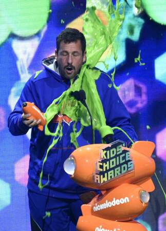 Adam Sandler recouvert de slime à la cérémonie des Kids' Choice Awards, Los Angeles