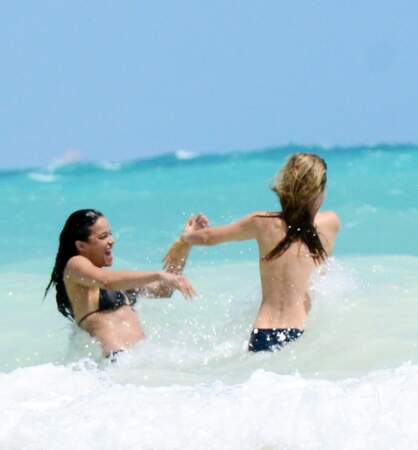 C'est l'amour à la plage : Cara Delevingne et Michelle Rodriguez