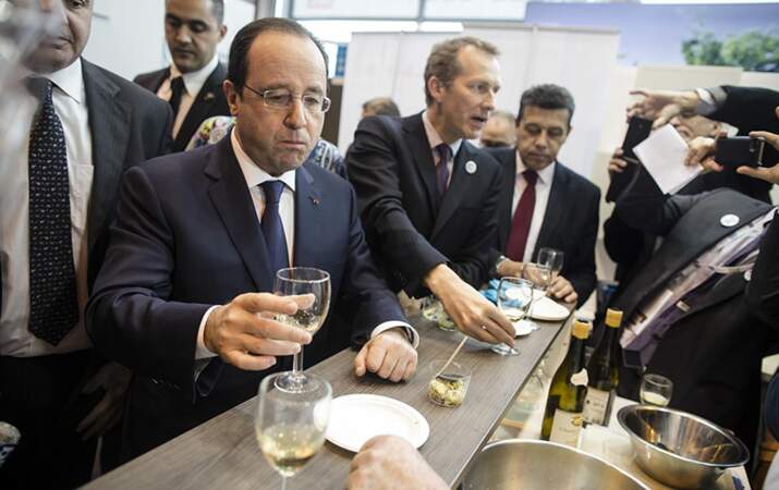 François Hollande teste ses talents d'oenologue
