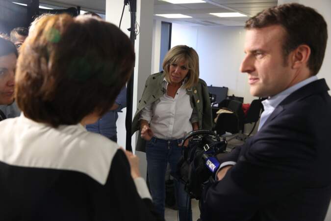 Le look de Brigitte Macron - 9 avril 2017 : dans les coulisses de l'interview d'Emmanuel Macron chez BFM TV