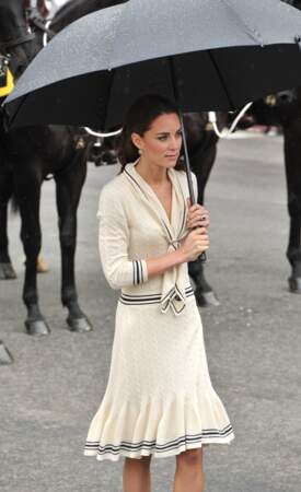Kate Middleton avec sa robe patineuse à l'esprit marin 