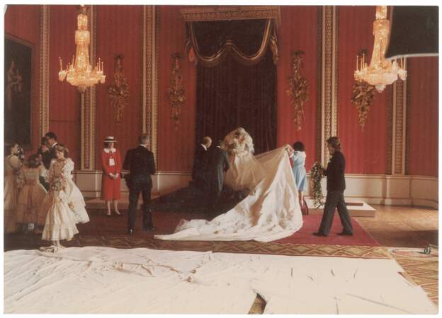 Diana se mettant en place pour la photo officielle, avec sa traîne d'une longueur record de plus de 8 mètres