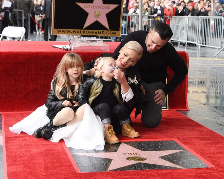 Pink inaugure son étoile sur le Walk of Fame d'Hollywood