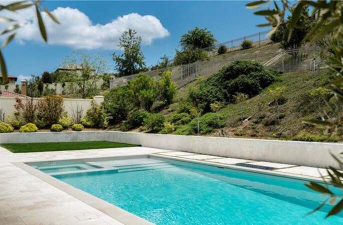 Visitez la superbe villa que Kylie Jenner met en vente : la piscine