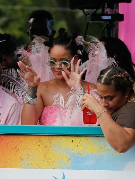 Rihanna salue la foule au carnaval de la Barbade