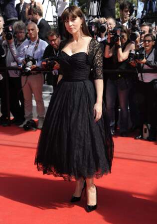 Le Festival de Cannes de Monica Bellucci : Le soir, sa petite robe noire en dentelle fait un tabac sur la Croisette