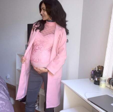 Julia Paredes enceinte : top et manteau assortis pour l'ex-candidate des Anges
