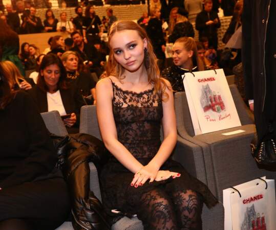 Lily-Rose Depp : trahie par les flashs, elle dévoile ses tétons lors d'un défilé Chanel