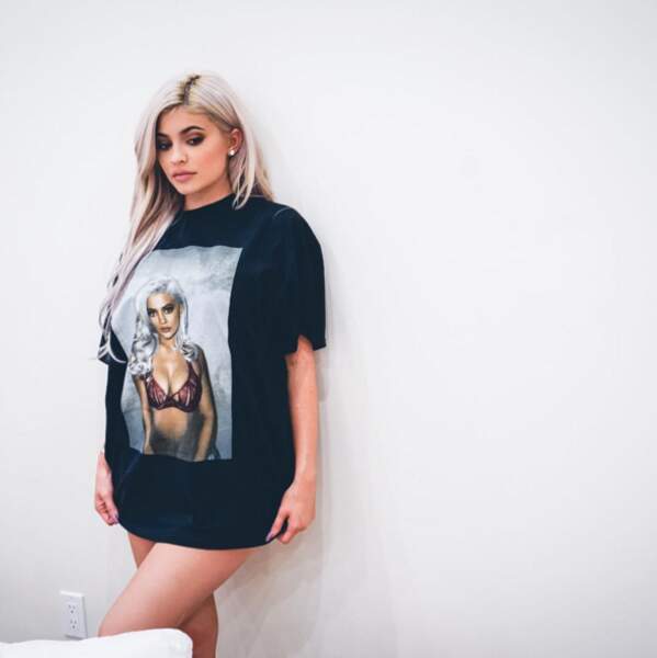 The Kylie Shop : Kylie Jenner porte son t-shirt imprimé