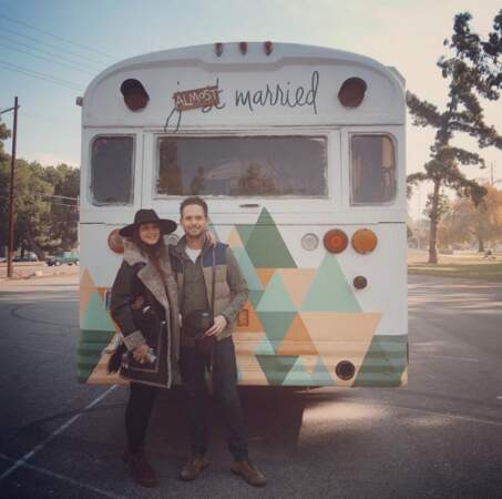 Mariage de Troian Bellisario : l'actrice et son chéri Patrick J. Adams devant le bus où ils ont fait la fête