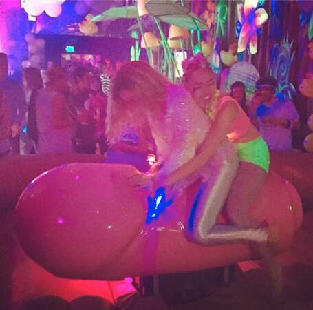 Miley s'éclate sur le zizi géant