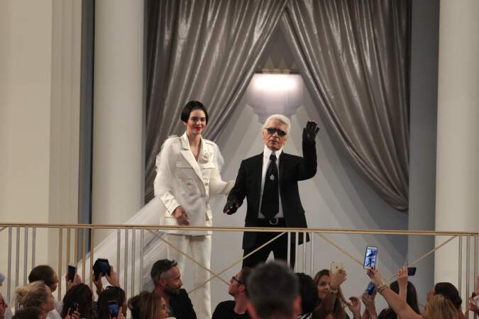 Le maître des lieux, Karl Lagerfeld et la mariée de son défilé Kendall Jenner