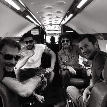 Toujours aussi rock' Johnny Hallyday en jet privé avec Guillaume Canet, Maxim Nucci et Yarol Poupaud