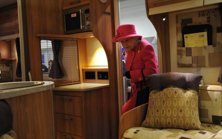 La reine Elizabeth II visite un camping-car