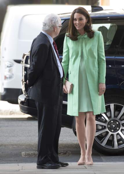 Kate Middleton enceinte en robe Jenny Packham, à un symposium sur les maladies mentales, à Londres, le 21 mars