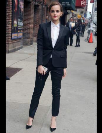 25 mars 2014 : dans son tailleur pantalon, elle varie les styles avec classe
