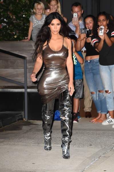 Kim Kardashian avec des cuissardes de sudation