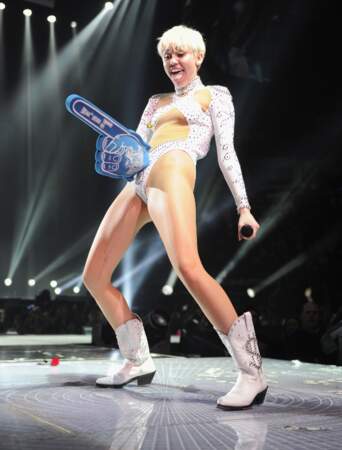 Miley a également ressorti son accessoire fétiche des MTV VMA