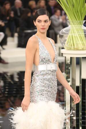 Défilé Chanel Haute Couture : Kendall Jenner sait jouer les mannequins à merveille