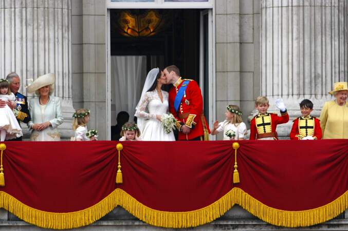 Ils se donnent un timide baiser au balcon de Buckingham Palace