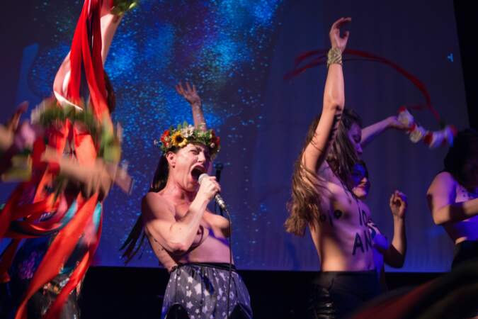Lio topless sur scène pour les 10 ans du mouve­ment Femen