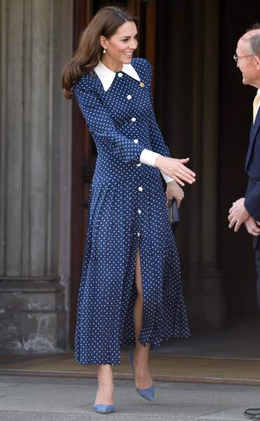 Kate Middleton et sa robe bleu marine 