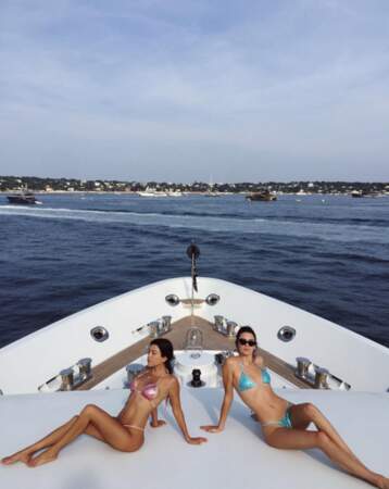 Kendall Jenner et Kourtney Kardashian sur un yacht à Cannes