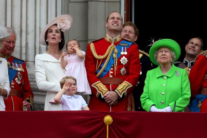 90 ans d'Elizabeth II : le petit prince a même tenté un salut militaire (ou alors il avait un truc dans l'oeil)