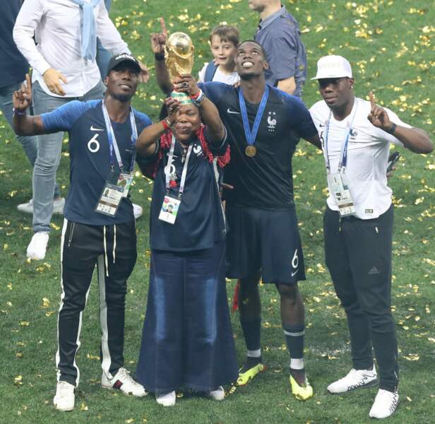 Victoire de l'équipe de France à la coupe du monde 2018 : Paul Pogba avec sa mère et ses frères