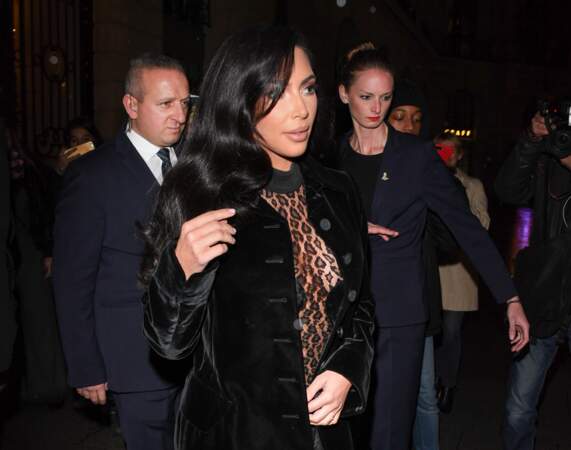 Kim Kardashian a osé le look sexy 100% léopard à Paris ce 6 mars
