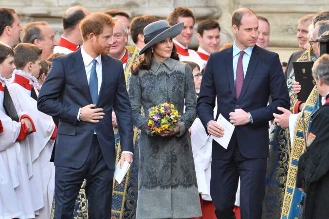 Le prince Harry était complice: "Kate, on voit trop tes sourcils mal épilés, baisse ton chapeau, ça la fout mal"