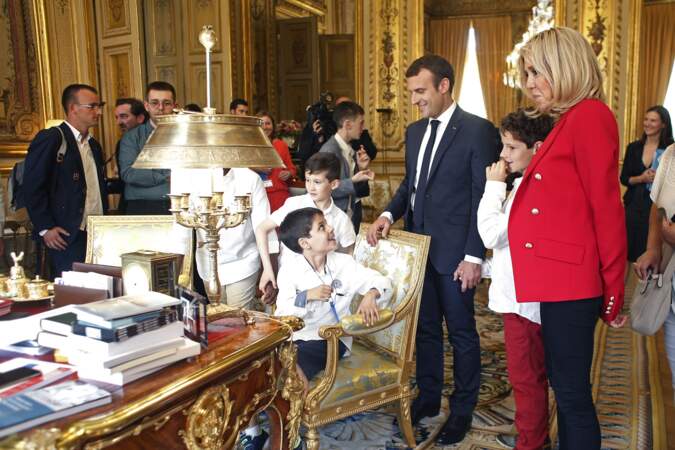 Direction le bureau d'Emmanuel Macron... puis celui de la première dame