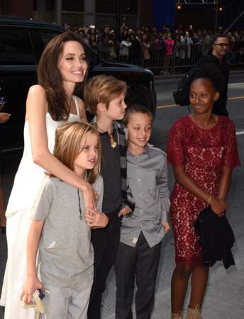 Angelina Jolie avec les jumeaux Knox et Vivienne, Shiloh et Zahara
