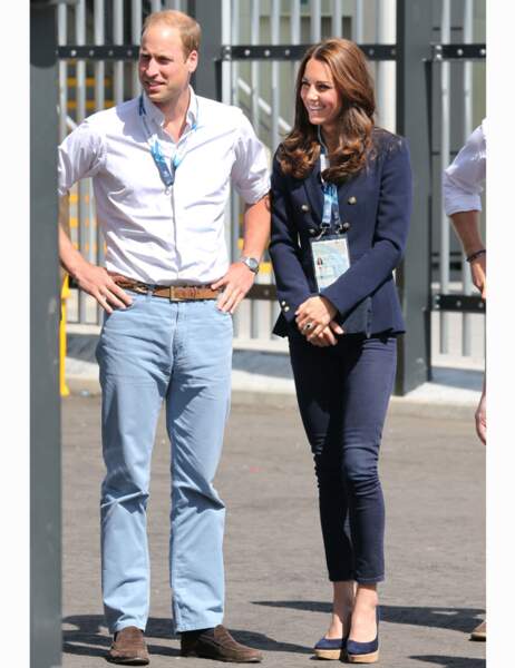 Look chic et casual pour le couple, Kate a remis son ensemble bleu marine et ses compensés chéries