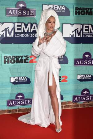 MTV EMA 2017 - Rita Ora, la maîtresse de cérémonie, en peignoir 