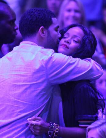 Quand il me prend dans ses bras, je vois la vie en mauve (Drake et Rihanna)