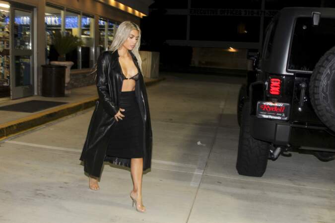 Kim Kardashian fait ses courses en minuscule soutien-gorge transparent