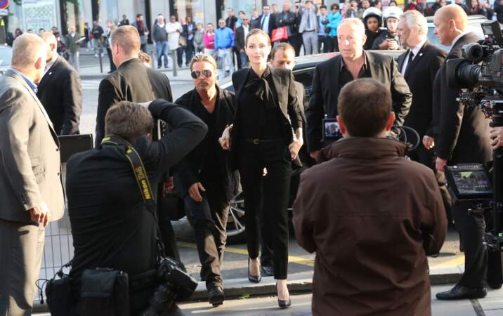 Brad Pitt et Angelina Jolie arrivent sur les Champs Elysées