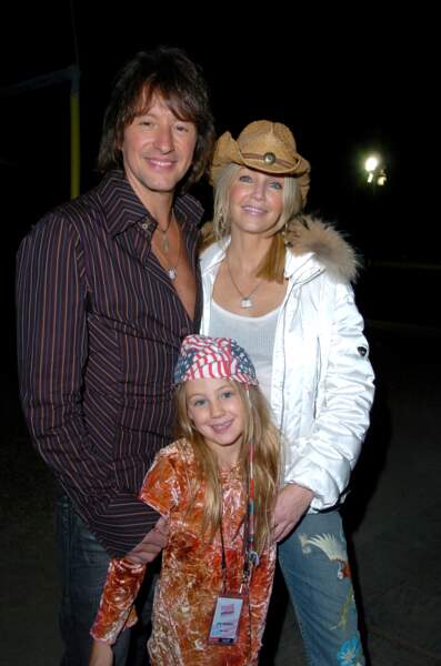 Ava au milieu de ses parents Richie Sambora et Heather Locklear en 2005