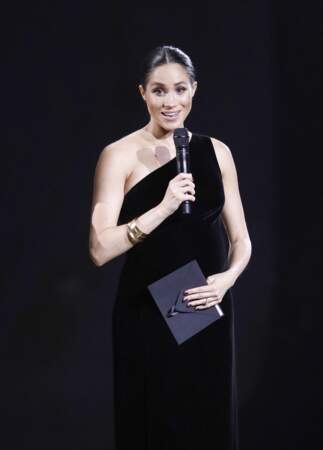 Meghan Markle future maman : la duchesse de Sussex dévoile son ventre rond aux British Fashion Awards