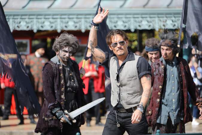 Johnny Depp et l’équipe de Pirates des Caraïbes 5 débarquent par surprise à Disneyland Paris 