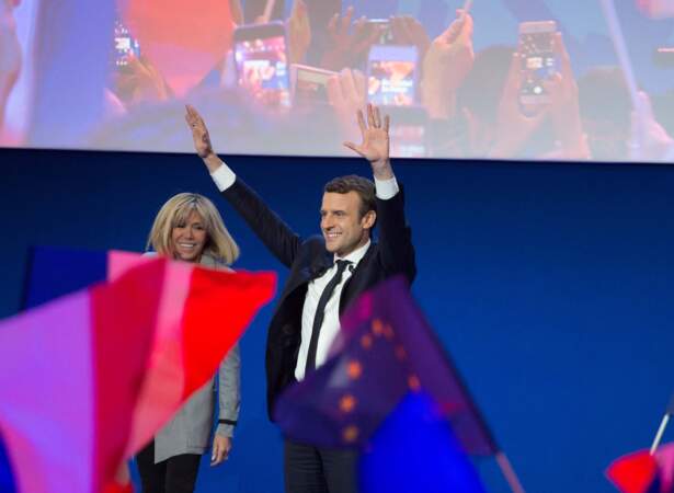 Emmanuel Macron vainqueur du 1er tour de la présidentielle : Emmanuel et Brigitte montent ensemble sur scène
