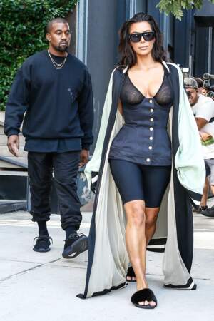 Corset-gaine, cycliste, claquettes, rien ne va dans la tenue de Kim Kardashian