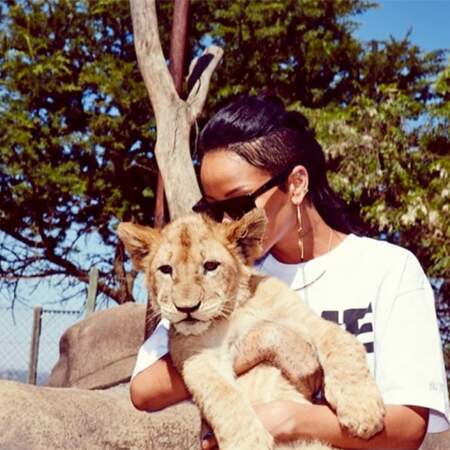 Le lionceau avait l'air d'apprécier les bisous de Rihanna
