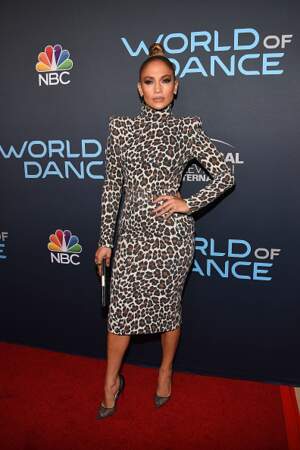 Do : Jennifer Lopez avec sa robe léopard et son chignon haut